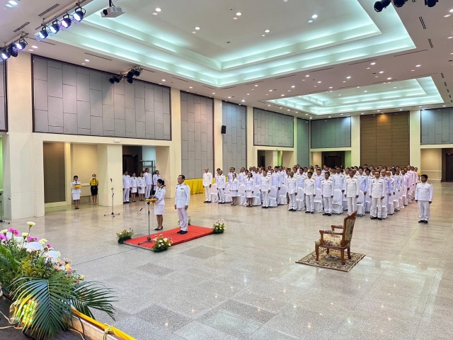 เข้าร่วมพิธีรับพระราชทานพระบรมฉายาลักษณ์ พระบาทสมเด็จพระเจ้าอยู่หัว