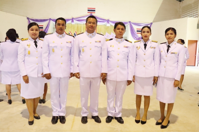 อบต.ดินอุดม ร่วมพิธีถวายเครื่องราชสักการะและวางพานพุ่ม และพิธีจุดเทียนถวายพระพรชัยมงคล