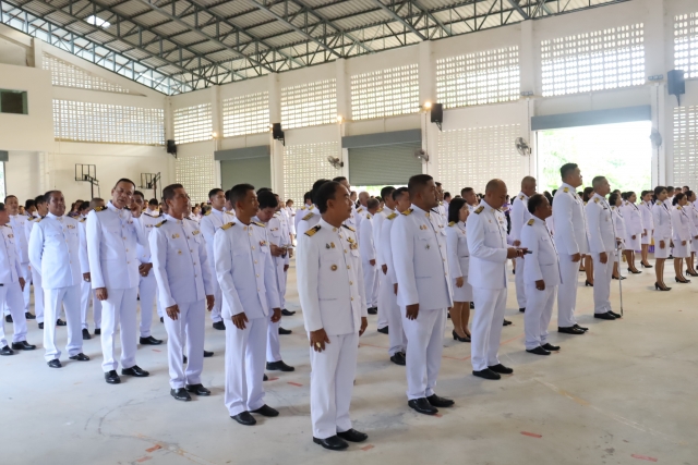 ร่วมพิธีถวายเครื่องราชสักการะ วางพานพุ่ม และพิธีจุดเทียนถวายพระพรชัยมงคล