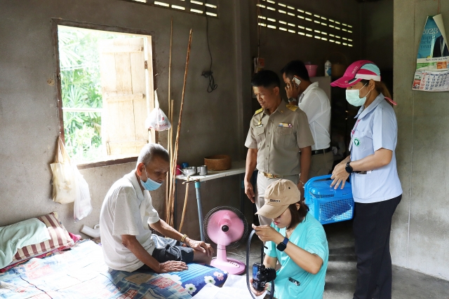 ลงพื้นที่เยี่ยมเยียน ตรวจสุขภาพ ส่งมอบผ้าอ้อมผู้ใหญ่ เเละเเผ่นรองซับ ม.4