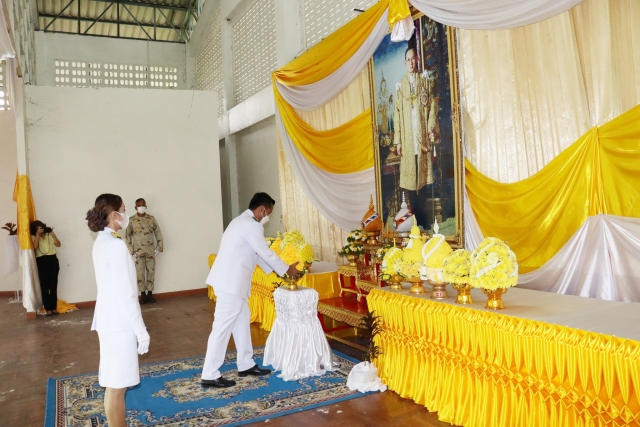 พิธีทำบุญตักบาตร และวางพานพุ่มและถวายบังคม