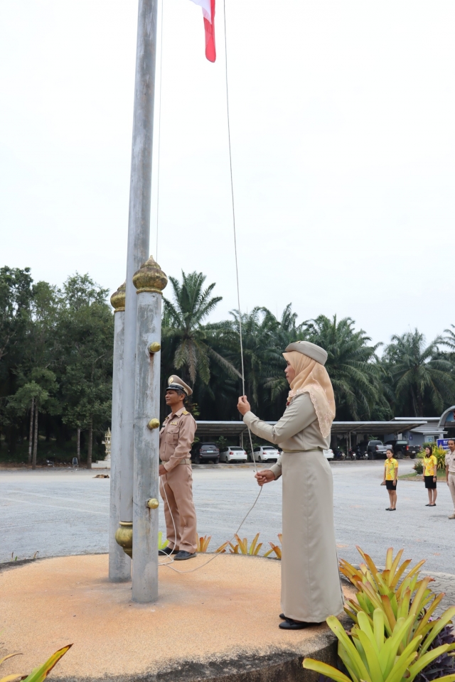 เคารพธงชาติและร้องเพลงชาติไทย