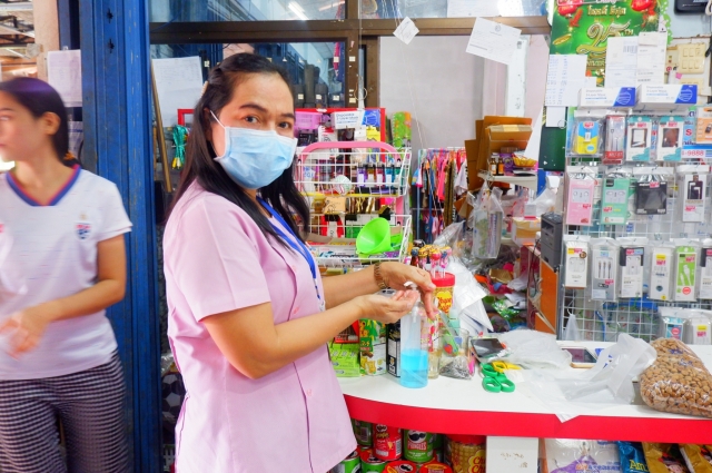 ตรวจเเนะนำการปฏิบัติตามมาตรการป้องกันควบคุมโรคCOVID-19 ในร้านค้า